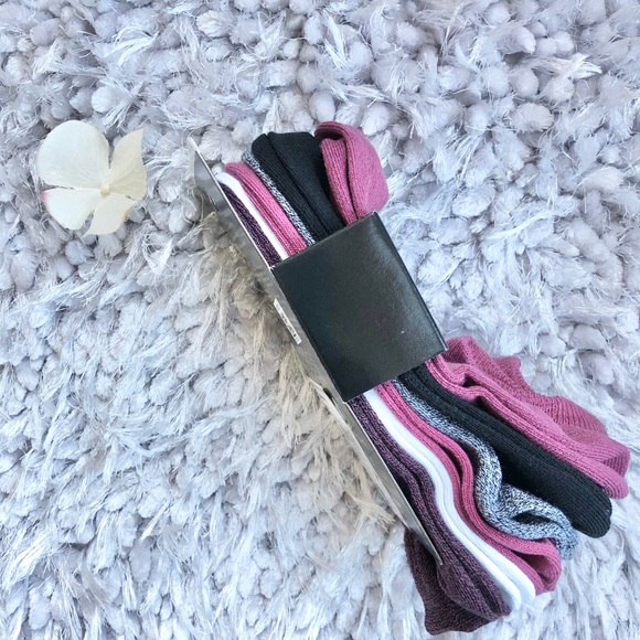 New with tags UNDER ARMOR 6 pack ESSENTIAL SOCKS. - Picture 4 of 7